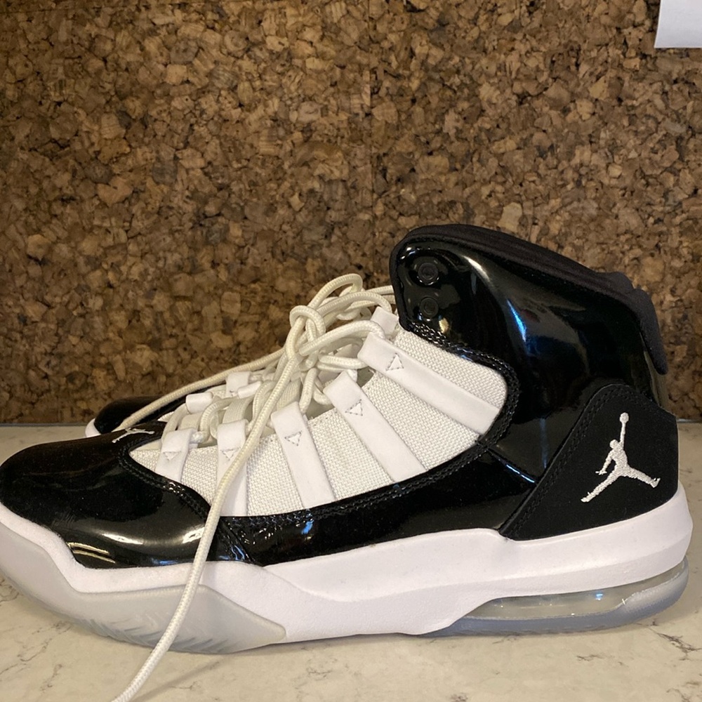 Jordan max aura black and white